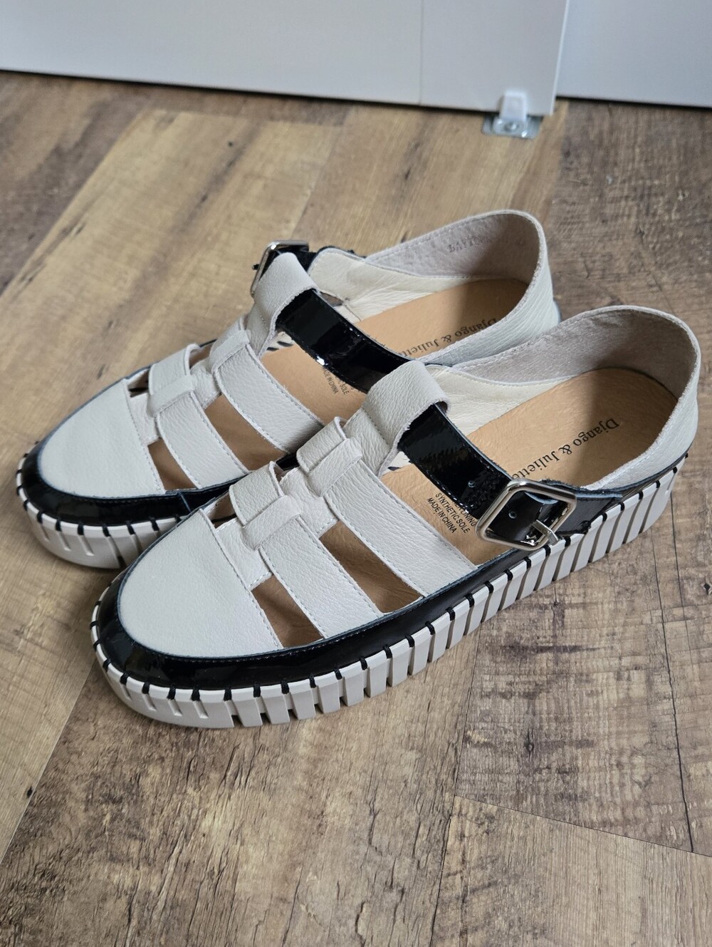 Django & Juliette Baytown Beige Platform Womens Size 39 Shoes